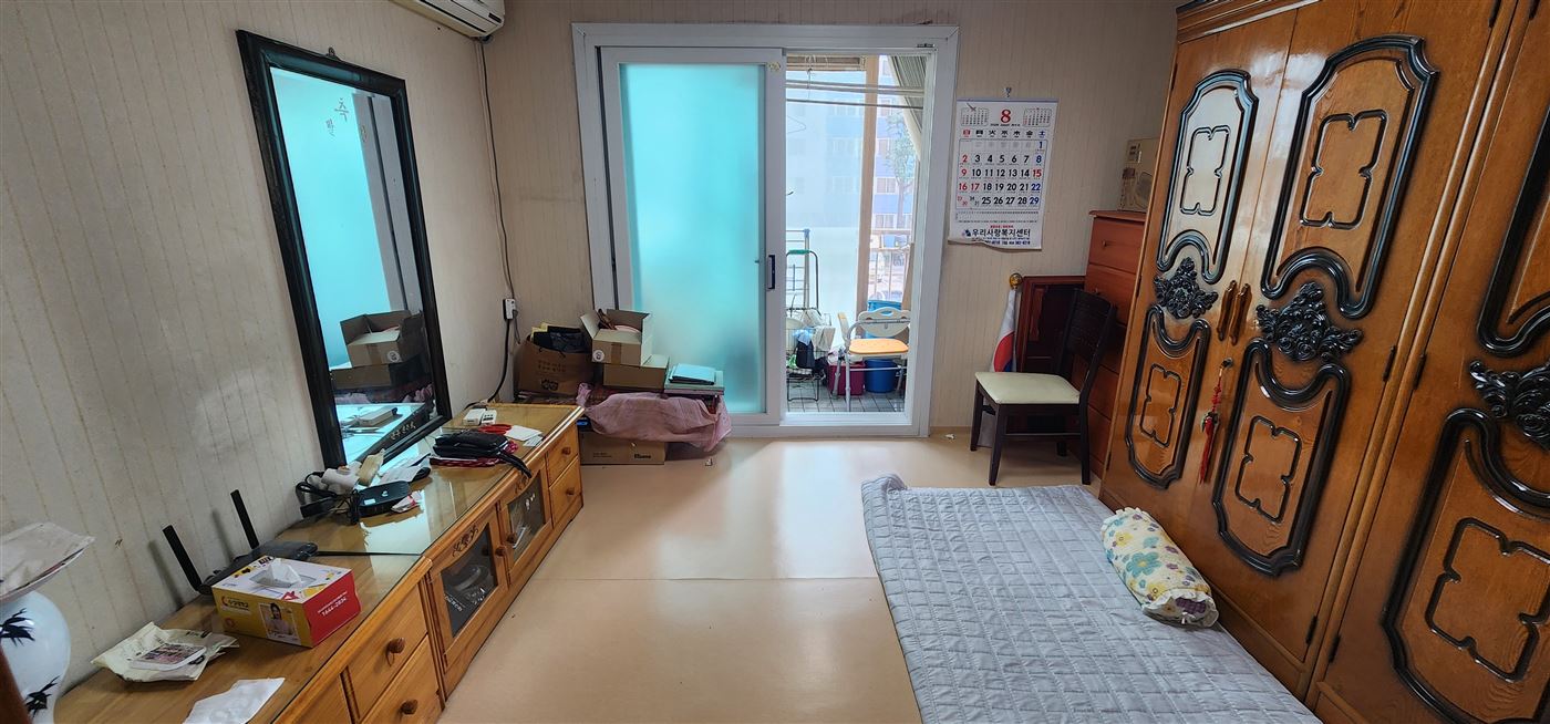 이사 전 가구와 짐이 남아 있던 거실